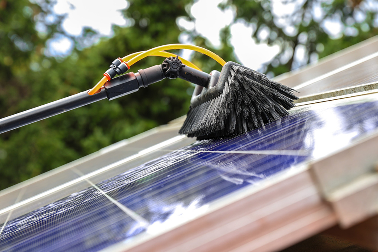 Reinigung von PV-Modulen bei RELux GmbH in Aying